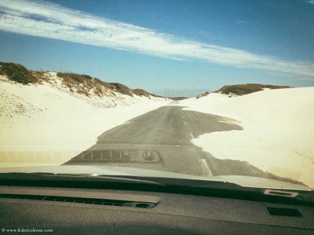Strada sommersa dalla sabbia